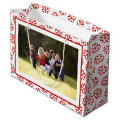 写真を追加するメリークリスマスレッドスノーフレーク ラージペーパーバッグ (裏面アングル)