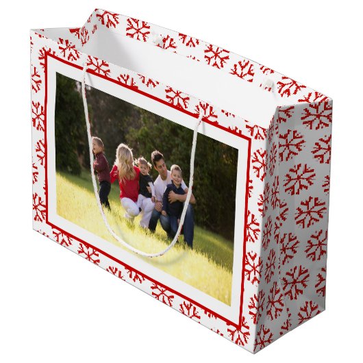 写真を追加するメリークリスマスレッドスノーフレーク ラージペーパーバッグ (裏面アングル)