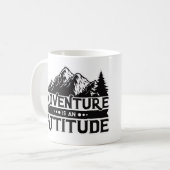 写真を追加する山の冒険は態度である コーヒーマグカップ (正面左)
