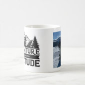 写真を追加する山の冒険は態度である コーヒーマグカップ (中央)