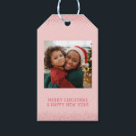 写真を追加Merry Christmas ギフトタグ<br><div class="desc">カスタマイズ可能なメリークリスマスギフトラベルで、あなたのギフトがツリーの下に目立つようにする。簡単にプレゼントカスタムの写真と名前を追加しユニークて、あなたの写真を本当に種類の1つにするラベルを作成する。</div>