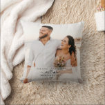 写真エレガントさん結婚したとミセスのクリスマス クッション<br><div class="desc">書モダン書の中でエレガントは初めてのクリスマスとミセスとはっきりした同じ。写真、名前、年を選択して簡単にパーソナライズ。このホリデーシーズンの新婚のための完璧な記念品ギフト。</div>