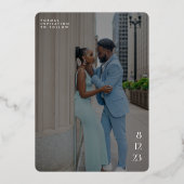 写真エレガント結婚式の日付のロゴを保存 箔招待状 (裏面)