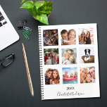 写真カスタム家族コラージュのモノグラムホワイト2024 プランナー手帳<br><div class="desc">お母さんユニークや奥さんや自分の贈り物として自分の家族の写真コラージュを作りなさい。家族、友達、夢の旅お気に入りの行先またはペットの写真の4、9を使用！名前と年をパーソナライズして追加。名前は手書文字のスタイルスモダンクリプト付き。白い背景、黒い文字。</div>