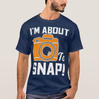 写真カメラをスナップしようとしている Tシャツ