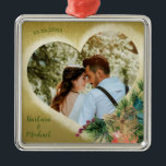 写真テンプレートパーソナライズされた金ゴールド メタルオーナメント<br><div class="desc">この特別なオーナメントユニークはカスタム、ハートの中のハートで、カップルの名前と特別なイベントの日付とツリーのために。素敵な花を持って。写真を簡単にアップお気に入りのロードして、このオーナメントを作成する。新しいカップルのための素敵なギフトのアイディア結婚したは、最近；婚約した記念日；新生児!デザインに関すもしる質問やサポートが必要な場合は、charmdesignstudio@rcn.com宛てにメールを送信するだけで、お客様のサポートを喜んで受け付ける。</div>