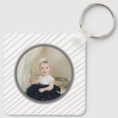 写真パーソナライズされたとグレーの線のパターン キーホルダー (裏面)