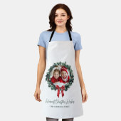 写真パーソナライズされたと名前の付いたクリスマスリース エプロン (着用した状態)