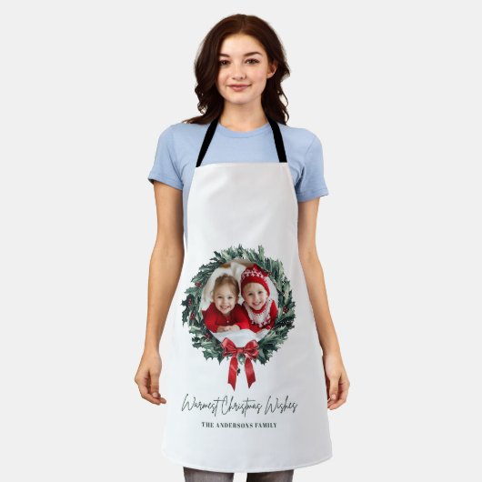 写真パーソナライズされたと名前の付いたクリスマスリース エプロン (着用した状態)