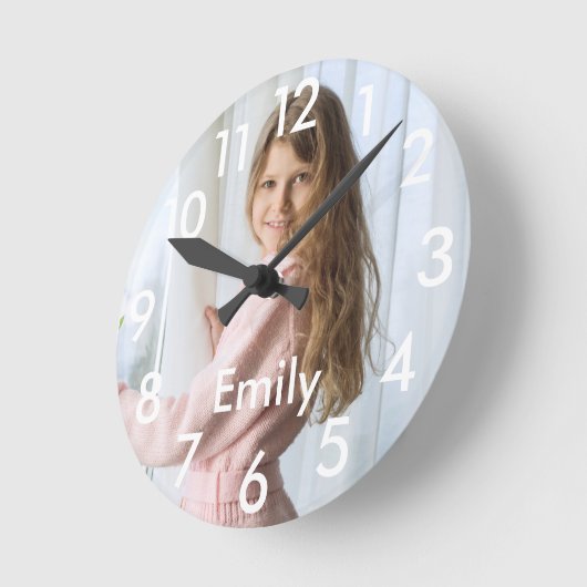写真パーソナライズされたと名前モダン ラウンド壁時計 (傾斜)