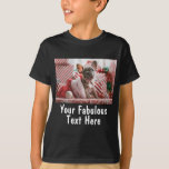 写真パーソナライズされたと文字の子供 Tシャツ<br><div class="desc">この黒いユニークTシャツに写真と文字を追加し、独自のパレパーソナライズされたイルの贈り物を作成。簡単に自分のクール子供ユニセックスTシャツデザインを作る。Tシャツパーソナライズされたは男の子や女の子に最適で、大人にも色を選ぶことが違うできる。学校のイベント、企業のパーティー、おもしろいジョークなど。</div>