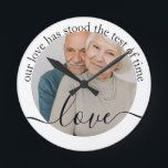 写真パーソナライズされたと文字写真 ラウンド壁時計<br><div class="desc">Ricasoからパーソナライズされたフォトウォールクロックを作る – 自分の写真と文字を追加 – 写真記念ギフト – 私たちの愛は時間のテストに立っている – 完璧なアニバーサリーギフトアイディア</div>