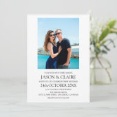 写真パーソナライズされたはっきりしたシンプルタイポグラフィ結婚s 招待状 (スタンド正面)