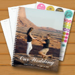 写真パーソナライズされたウィークリー結婚毎月 プランナー手帳<br><div class="desc">ウェディングプランナーの前お気に入りのに写真を持つ – シックなパーソナライズされたレタリングであなたの詳細。プランナーには、月次および週次のレイアウト、12ヶ月、60ページのラミネートされたソフトカバーの前面および背面カバーが含まれる。</div>