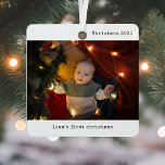 写真パーソナライズされたベビーの初めてのクリスマス メタルオーナメント<br><div class="desc">祝With Photoベビーの初めてのクリスマスメタルオーナメントと一緒にパーソナライズされたあなたの小さな小さな休暇のシーズン。この壊れにくい金属オーナメントは、あなたのベビーの初めてのクリスマスを尊重するのに最適な記念品であり、年々あなたのハートを暖める2つの大切な家族の写真をフィーチャーする。このオーナメントはお洒落そのデザインとパーソナライズされたtouchで、あなたの成長している家族を美しく紹介し、このマイルストーンを記念大切する。3人の家族に理想的な、この家族のクリスマスの装飾と写真は、あなたの休日の装飾に完璧な追加である。ミニマルでありながら意味のあるデザインで作られたオーナメントは、2枚の写真の宇宙を取り入れ、ベビーの初めてのクリスマスの喜びを取り入れた傑作となっている。耐久性の高い金属で作らエレガントれ、長く続き、代々の家宝として受け継がれ来る。このベビーカスタムの初めてのクリスマスオーナメントはまた、友人や愛する人のための思慮深い新生児贈り物を作る。木やマントルに飾るつるか、一年を通して特別な記念品として飾るか、このオーナメントは新生児がもたらす喜びを永遠に思い出させる役割を果たすだろう。思祝い出と同じ時パーソナライズされた間のない写真オーナメントで家族の旅。</div>