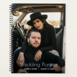 写真パーソナライズされた結婚の プランナー手帳<br><div class="desc">ウェディングプランナーの前お気に入りのに写真とシックなパーソナライズされたレタリングであなたの詳細。プランナーには、月次および週次のレイアウト、12ヶ月、60ページのラミネートされたソフトカバーの前面および背面カバーが含まれる。CHOOSEソフトまたは懸命カバー、背骨の色とサイズを注文するとき。</div>