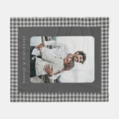 写真パーソナライズされた黒と灰色のギンガムプレイド フリースブランケット (正面(横))