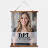 写真パーソナライズされたDPT Doctor ofフィジカルセラピー 吊り下げ型タペストリー (正面)