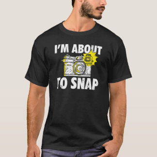 写真フォトグラファーのカメラをスナップしようとしている Tシャツ