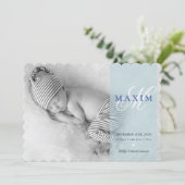 写真ベビー告知イニシャルオーバーレイ少年ブルー 案内状 (スタンド正面)