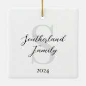 写真ミニマルコラージュ数々のファミリー名モノグラム セラミックオーナメント (裏面)