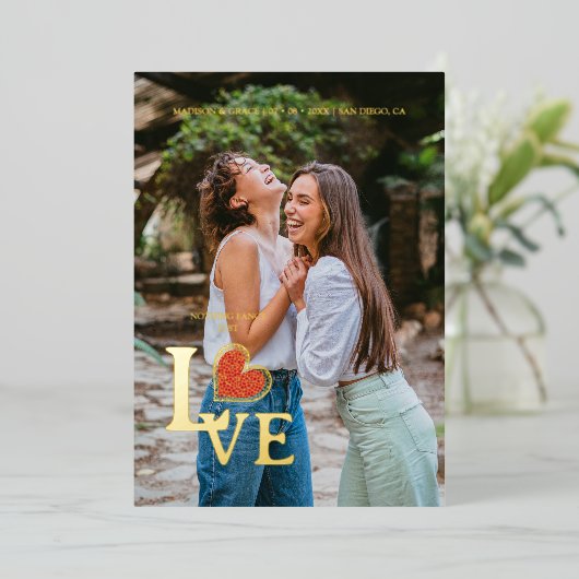 写真ミニマルトレンディーエレガントフェイクレース赤いハート 箔招待状 (立ち正面)