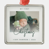 写真ミニマルベビーの初めてのクリスマス緑のスクリプト メタルオーナメント (正面)