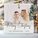 写真ミニマルメリークリスマスグレーのスクリプト セラミックオーナメント<br><div class="desc">このミニマル写真記念オーナメントで家族と友人を特別なメリーモダンクリスマスとして望む。木炭の灰色の文字読"Merry Christmas"トレンディー手書きスクリプト。サンプル画像を写真に簡単に置き換お気に入りのえ、あなたの家族の名前または名と下の年を追加する。白いグラデーション画救済面で文字を重ねポップ・アートのる。</div>