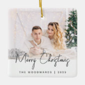 写真ミニマルメリークリスマスグレーのスクリプト セラミックオーナメント (正面)