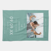 写真ミニマル文字ティール（緑がかった色）保存日付 キッチンタオル (横)