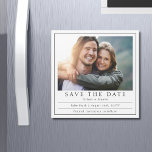 写真ミニマル白黒の保存日<br><div class="desc">写真ミニマルタイポグラフィSave the Date Magnet Cardモダンはシンプル結婚、文字のトップで写真を保存し、を保存する「日付を保存する」の発表と共にを保存する機能を備えています。以下に、お客様の名結婚前、お客様の所在地、お結婚客様の日付、および「招待」などフォーマルの追加後を追情報を追加する。Evco Studio www.zazzle.com/store/evcostudioによって作成</div>