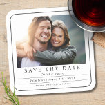 写真ミニマル白黒の保存日 スクエアペーパーコースター<br><div class="desc">写真のミニマルタイポグラフィSave the Date Coastersの機能シンプルはモダンモダン結婚、のThe Dateを保存するTopと文字での写真と写真の発表を保存します。以下に、お客様の名結婚前、お客様の所在地、お結婚客様の日付、および「招待」などフォーマルの追加後を追情報を追加する。Evco Studio www.zazzle.com/store/evcostudioによって作成</div>
