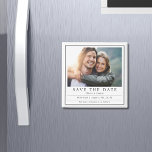 写真ミニマル白黒の保存日 マグネット<br><div class="desc">写真ミニマルタイポグラフィSave the Date Magnetはモダンシンプルモダンのお気に入りの2000年の文字で写真を保存し結婚て、を保存します。以下に、お客様の名結婚前、お客様の所在地、お結婚客様の日付、および「招待」などフォーマルの追加後を追情報を追加する。Evco Studio www.zazzle.com/store/evcostudioによって作成</div>