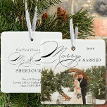 写真メリーと書道結婚した夫妻 セラミックオーナメント<br><div class="desc">メリー&結婚したクリスマス写真オーナメントあなたの写真とpersoanized文言でパーソナライズお気に入りのすることができる。書エレガントと渦巻形の簡単を組み合わせて編集す結婚したるデザイン。この休日のオーナメントは、メリー一方の側に&が付いた結婚したり、もう一方の側に編集可能な文字が付いている。サンプル読文字「ミスター&ミセス[姓]としての私たちの初めてのクリスマスは夫と妻としての愛の生活を[結婚の日付]から」。&とMr & Mrsを除くメリーすべての結婚した文字は編集可能。</div>