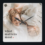 写真モダンと最も重要な事項前向き引用文 スクエア壁時計<br><div class="desc">Zazzleでのみ利用可能モダンな「写真と最も重要な前向き引用文」製品の紹介！写真の力と生活の真の重要さを思い出す引用文を組み合わせた製品でユニークすインスパイアモダン。お客様の好みやニーズに合わせて様々なフォーマットで「写真と最も重要な引用文モダン」製品をご利用いただけます。フレーム付きプリント、キャンバス印刷、ポスター、グリーティングカードなどのオプションから選択。また、カスタマイズのオプションを提供し、あなたの色や追加のtouchのような個人お気に入りの文字を追加することを可能にする。あなたは、美しいアートで家やオフィスを飾り、愛する人に思いやりある贈り物を求めようと、あるいは単に毎日のポジティブな仕事を望むのであれモダンば、「写真と何が最も重要な引用文前向き」の製品は完璧な選択である。Zazzleを訪問し、私たちの製品があなたの生活に美しい、インスピレーション、そして喜びを持って来る！</div>