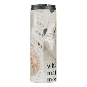 写真モダンと最も重要な事項前向き引用文 タンブラー (裏面)