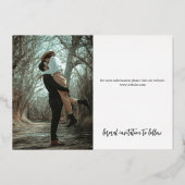 写真モダンの結婚式のスクリプトの日付の保存 箔招待状 (裏面)