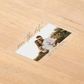 写真モダンの結婚式のスクリプト日付の保存 アクリル招待状 (レイダウン)