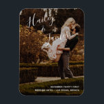 写真モダンの結婚手書きスクリプトオーバーレイ マグネット<br><div class="desc">結婚式の引き出物マグモダンネット上に自分の名前が書かれた手書きの台本に自分の名前が書かれたデザインを搭載し、写真を介して右下に正しい配置で自分の詳細をシンプル離れ。シックなハンドレタリングは、このミニマルなデザインにロマンチックなtouchを追加する。これらの磁素晴らし石はパーソナライズされた客が望む結婚式の引き出物保だ。</div>
