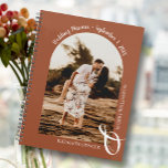 写真モダンアーチテラコッタ結婚ズ プランナー手帳<br><div class="desc">らせんエレガント状のウェディングプランナーカレンダーは、テラコッタの背景にアーチ型のレイアウトで写真を表示ユニークし、あなたの名前は下に大きな白いアンパサンドと結合し、あなたの日付は上にアーチ型の結婚。写真に合わせて表裏の本の色を変える。ライブデザインサービス救済は色や必要なデザインレイアウトを使用もしできる。私たちの店のマッチングアイテム。</div>