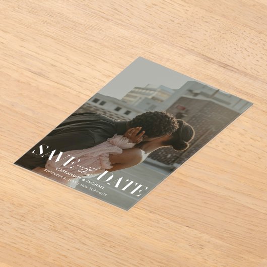 写真モダンオーバーレイ結婚式の日付の保存澄ん アクリル招待状 (レイダウン)