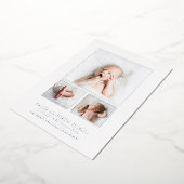 写真モダンコラージュのエレガント誕生の発表 箔招待状 (回転した状態)