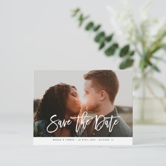 写真モダンシックなスクリプトウェディングの日付を保存 ポストカード (スタンド正面)