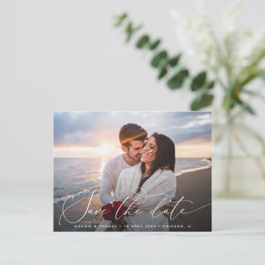 写真モダンシックなスクリプトウェディングの日付を保存 ポストカード (スタンド正面)