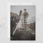 写真モダンスクリプ結婚トのモノグラム日付の保存 招待状 (正面)