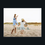 写真モダンビーチミニマルクリスマスホリデーカード シーズンポストカード<br><div class="desc">フォントとスタイリッシュスクリプトのトレンディーのミックスを特徴とするクリスマスカードのデザインはっきりした、ビーチと海のグラフィックをバックに前面に選択した写真の宇宙</div>