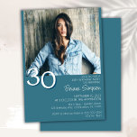 写真モダンミニマルティール（緑がかった色）30th Birthday 招待状<br><div class="desc">写真ミニマモダンリストティール（緑がかった色）30歳の誕生日パーティの招待状のためのおもしろい誕生日パーティー。年齢は変えられる。この招待はシンプルと大人エレガントの節目の誕生日の招待と男性へ女性である。ティール（緑がかった色）の背景色は、デザインツールを使用して任意の色に変更できる。</div>