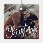 写真モダンメリークリスマススクリプトトレンディーカップル セラミックオーナメント (裏面)