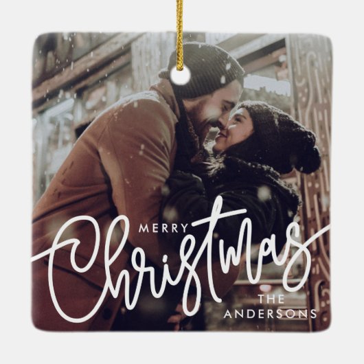写真モダンメリークリスマススクリプトトレンディーカップル セラミックオーナメント (裏面)