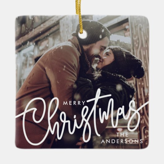 写真モダンメリークリスマススクリプトトレンディーカップル セラミックオーナメント (正面)